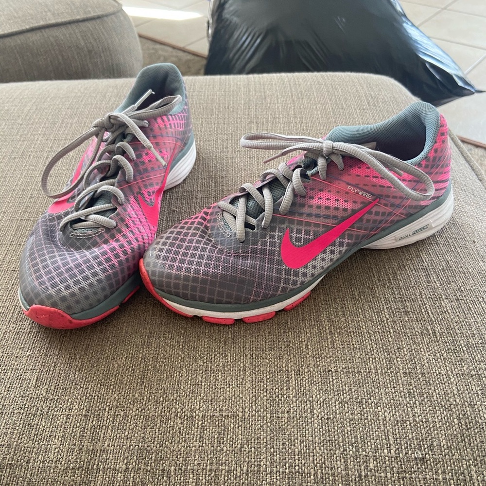 Women’s Nike shoes size 6.5